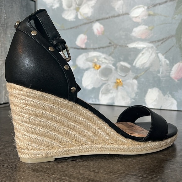 G by Guess open toe wedge, never worn, please refer to picture for size. Black - Picture 11 of 15